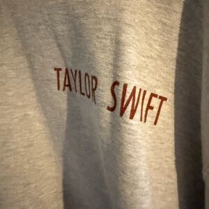 TAYLOR SWIFT OFFICIAL MERCH RED SWEATSHIRT NWOT SIZE XL